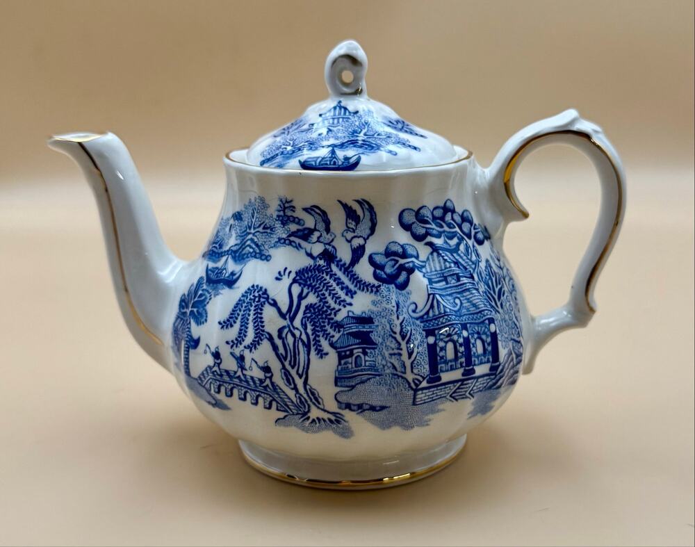 Vintage Sadler England Blue Willow 1.5 Cup Teapot Gold Trim 5.25”